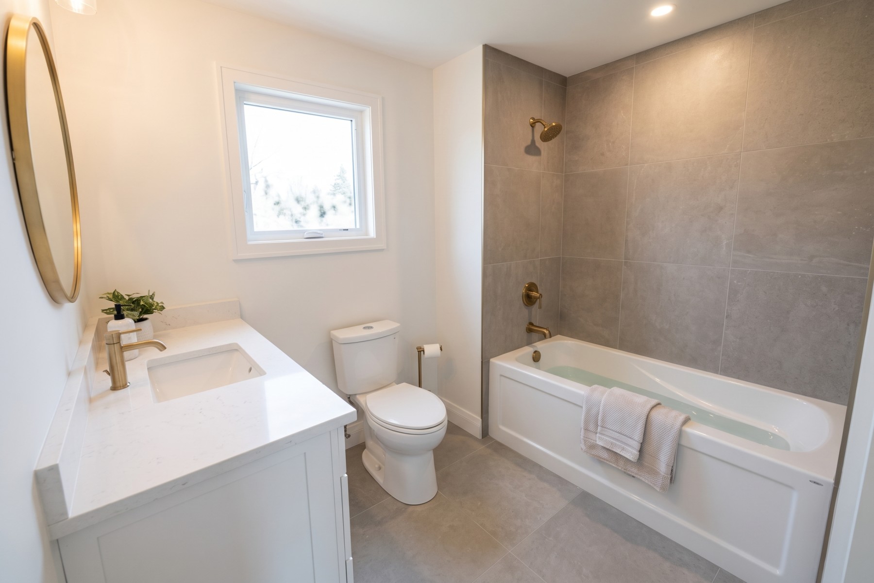 Full upstairs bathroom